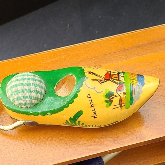 Vintage Miniature Dutch Pin Cushion 3 cm x 12 cm - Picture 4 of 6